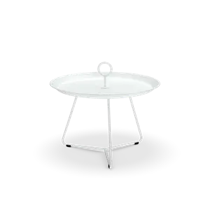 Rundt, hvidt bakke-bord med central håndtag og tre tynde ben. Minimalistisk design.