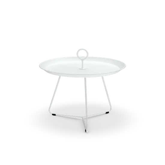 Rundt, hvidt bakke-bord med central håndtag og tre tynde ben. Minimalistisk design.