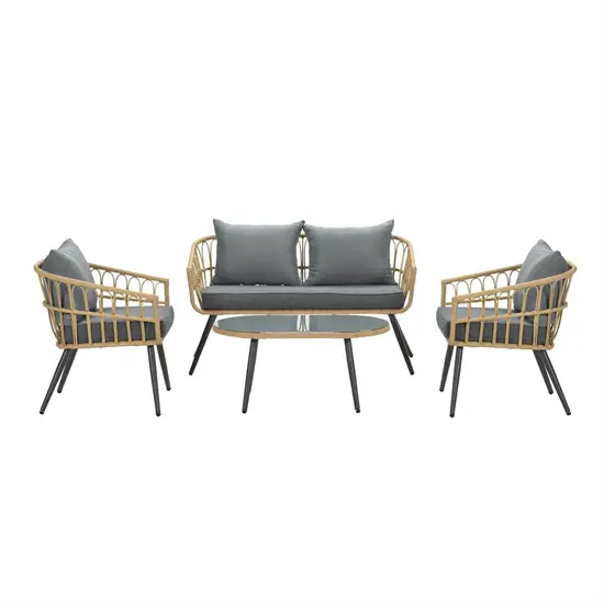 Lounge sæt med sofa, to stole og bord. Sorte puder, lyst stel, glasbordplade.