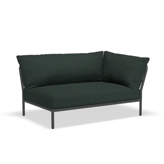 Mørk stofsofa med metalben, L-formet design. Moderne og minimalistisk stil til udendørs brug.