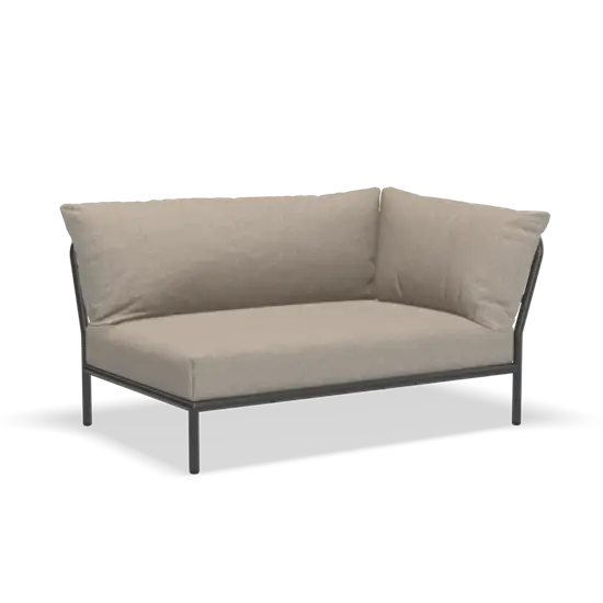 Beige hjørnesofa med metalramme og højre armlæn, moderne design.