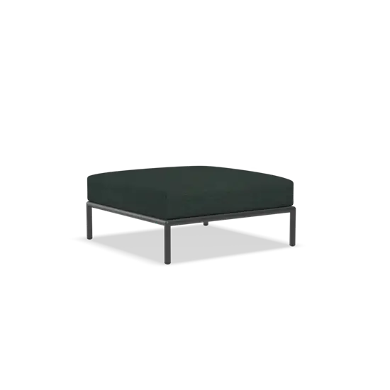 Firkantet ottoman med mørkt stof og minimalistisk metalramme.