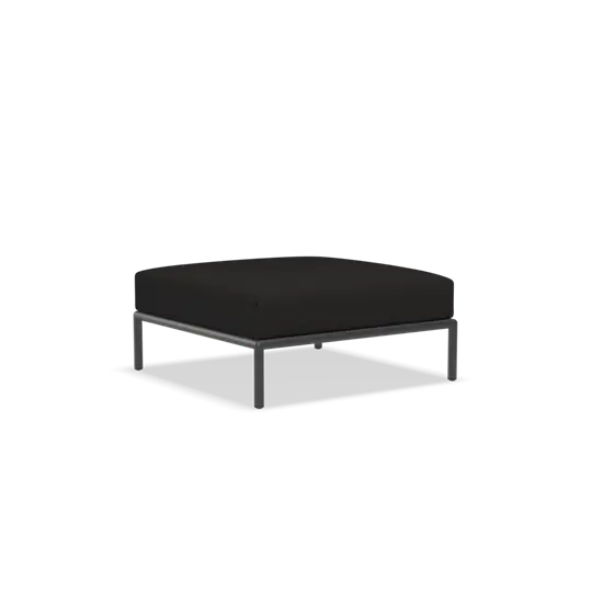 Mørk ottoman med firkantet stofsæde og slanke metalben i minimalistisk design.