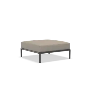 Firkantet ottoman med askefarvet stofpude og slankt metalstel. Minimalistisk design.