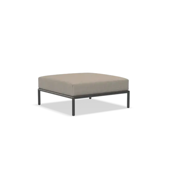 Firkantet ottoman med askefarvet stofpude og slankt metalstel. Minimalistisk design.