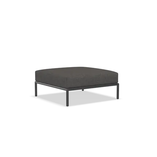 Mørkegrå ottoman med stofbetræk og slanke ben. Enkel og moderne stil.