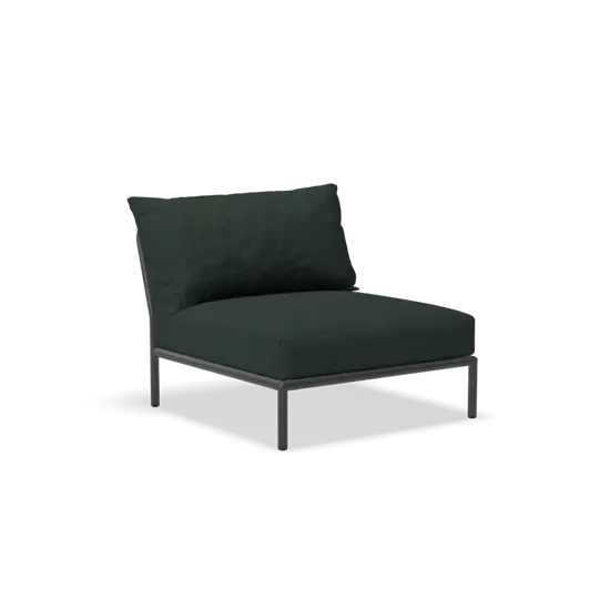 Moderne stol med lav ryg og bredt sæde, mørkt stof, minimalistisk metalramme.