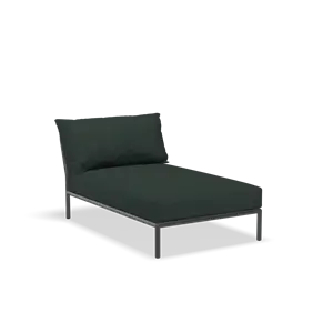 Moderne chaiselongue i mørkegrønt stof med minimalistisk metalramme.