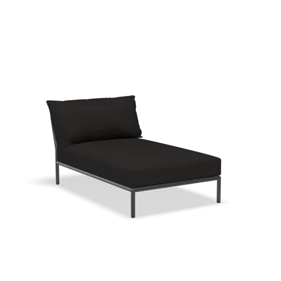 Moderne chaiselong i minimalistisk design med kulstofstof og slankt stel.