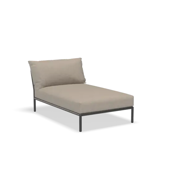 Moderne chaiselong med enkelt design og askefarvet stof, flad pude og metalramme.