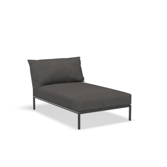 Mørkegrå chaiselong med polstret ryg og minimalistisk metalramme i moderne design.