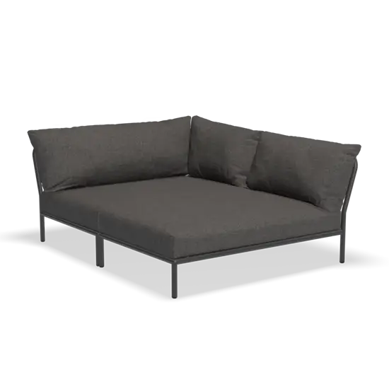 Hjørnesofa i mørkegrå stof, lavt design, med vinklede puder og slank metalramme.