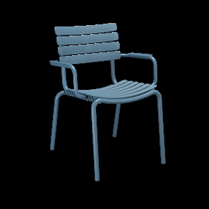 Moderne himmelblå stol med armlæn, slanke linjer og minimalistisk design.
