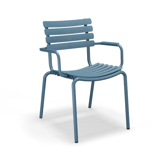 Moderne himmelblå stol med armlæn, slanke linjer og minimalistisk design.