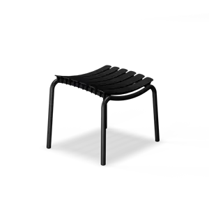 Sort fodbænk med buet slattedesign, står alene og fremhæver sit elegante udseende.