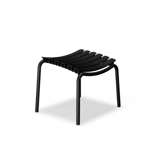 Sort fodbænk med buet slattedesign, står alene og fremhæver sit elegante udseende.