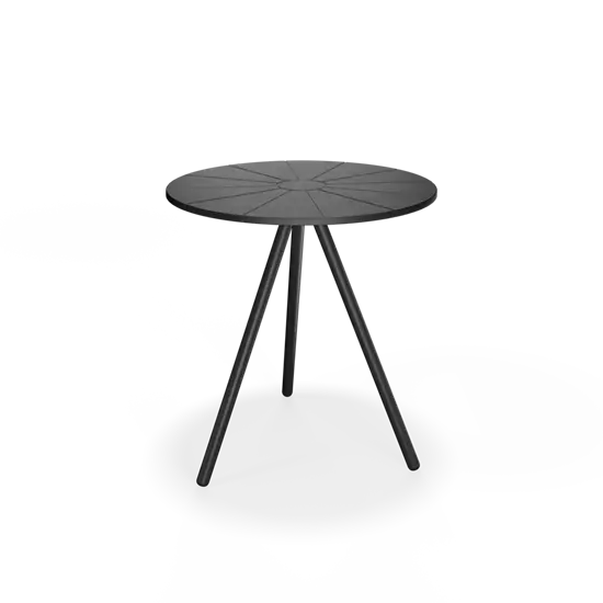 Rundt cafébord i sort med tre ben og moderne, minimalistisk design.