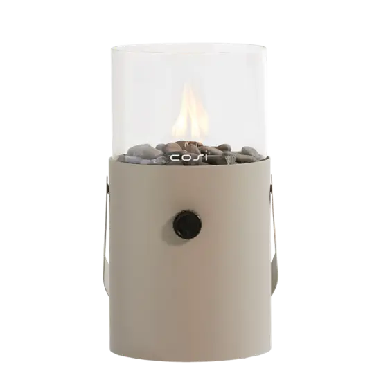 Gaslanterne med cylindrisk design, glasoverdel og betjeningsknap. Flamme synlig gennem glasset.