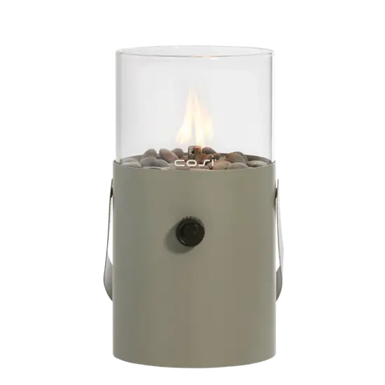 Olivengrøn gaslanterne med glassektion, synlig flamme og dekorative sten. Fronten har en kontrolknap.