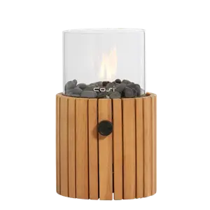 Gaslanterne med cylindrisk form, teakbase med lodrette lameller og glasoverdel med sten omkring flammen.