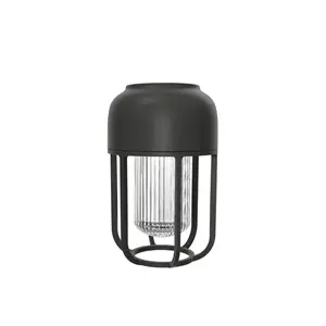 Sort udendørslampe med kuppelformet top, ribbet midte og åben rammebund.