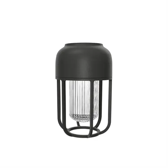 Sort udendørslampe med kuppelformet top, ribbet midte og åben rammebund.
