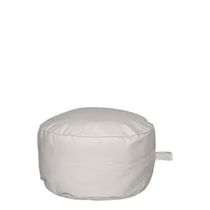 Beige rund loungepuf med lille sidehåndtag, velegnet til udendørs brug.