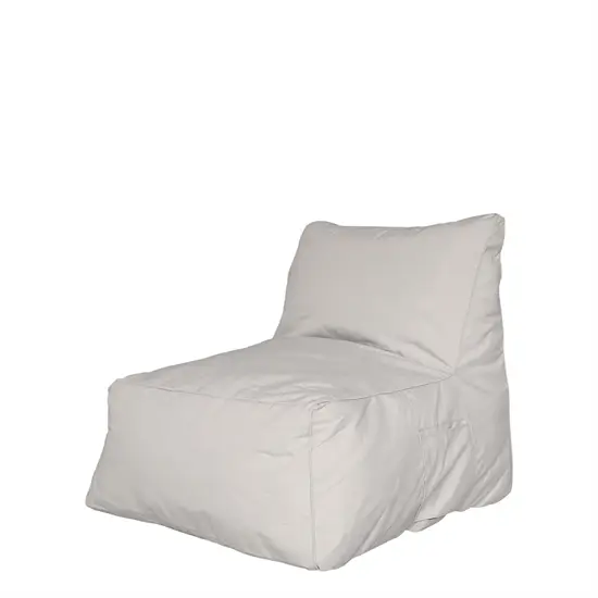 Beige loungestol med bløde puder, egnet til udendørs brug. Minimalistisk og komfortabel.