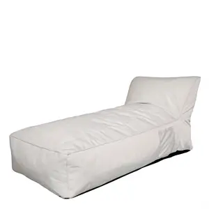 Beige udendørs daybed med blød polstring og skrå ryglæn, ideel til afslapning.