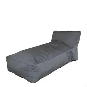 Mørkegrå, polstret lounge daybed med hævet ryglæn til udendørs brug.