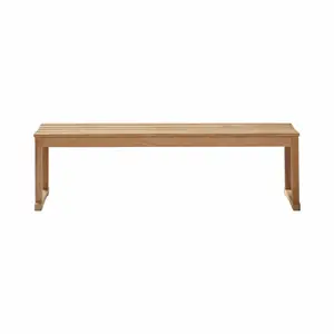 Enkel teakbænk med vandret sæde og ben i hver ende, minimalistisk design.
