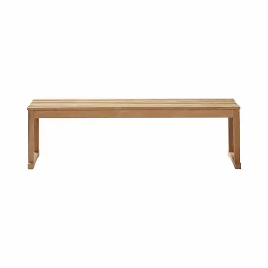 Enkel teakbænk med vandret sæde og ben i hver ende, minimalistisk design.