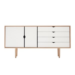 Andersen Furniture - S6 Sideboard - EG/SÆBE MED HVIDE FRONTER 