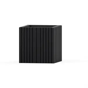 Sort plantekasse med lodrette riller, kvadratisk form, minimalistisk design, 60 x 60 x 56 cm.