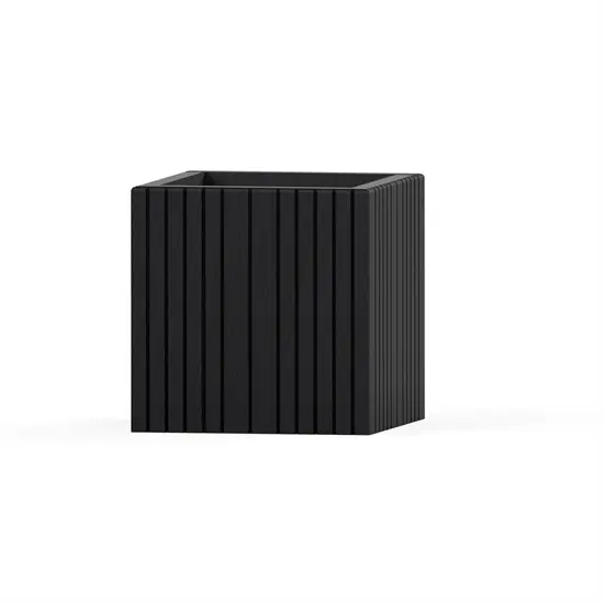 Sort plantekasse med lodrette riller, kvadratisk form, minimalistisk design, 60 x 60 x 56 cm.