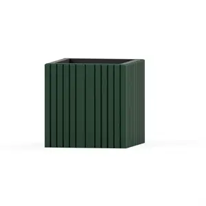 Grøn kvadratisk plantekasse med lodrette riller, moderne design, måler 60x60x56 cm.
