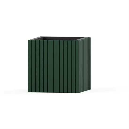 Grøn kvadratisk plantekasse med lodrette riller, moderne design, måler 60x60x56 cm.