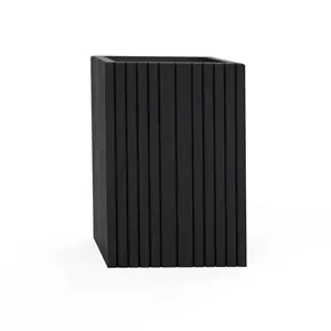 Sort, rektangulær plantekasse med lodrette riller, måler 47 x 52 x 70 cm.