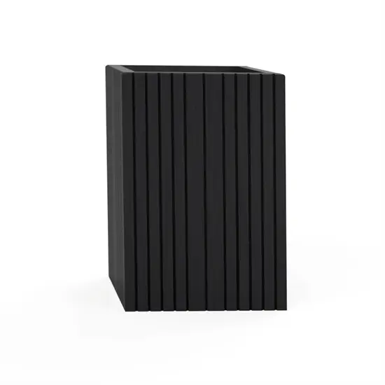 Sort, rektangulær plantekasse med lodrette riller, måler 47 x 52 x 70 cm.