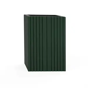 Høj, rektangulær plantekasse med lodrette lameller i mørkegrøn farve, moderne og stilfuldt design.