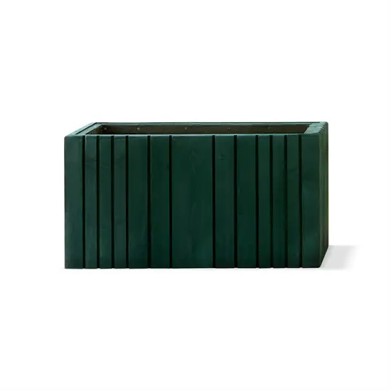 Rektangulær plantekasse i mørkegrøn med lodrette lameller, måler 77 x 33 x 40 cm.