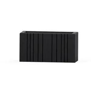 Sort plantekasse med lodrette lameller, rektangulær form, moderne design, 77 x 33 x 40 cm.