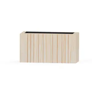 Plantekasse i lyst træ med lodrette riller, rektangulær form, måler 77 x 33 x 40 cm.
