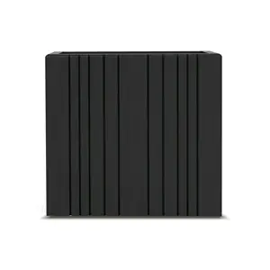 Sort plantekasse med lodrette riller, 77 x 33 x 70 cm, fra SQUARELY COPENHAGEN.