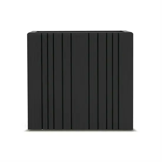 Sort plantekasse med lodrette riller, 77 x 33 x 70 cm, fra SQUARELY COPENHAGEN.
