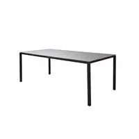 Rektangulært bord med minimalistisk design, fire ben og flad bordplade.