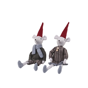 To siddende musefigurer i juleoutfits. Den ene i grønt med tørklæde, den anden i stribet med knapper.