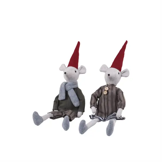 To siddende musefigurer i juleoutfits. Den ene i grønt med tørklæde, den anden i stribet med knapper.