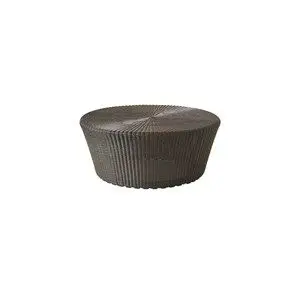 Rund ottoman med flettet tekstur, bredere foroven, smal i bunden, mocca farve.