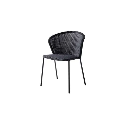 Sort stol med flettet ryg og sæde, moderne design, fire ben, uden armlæn.